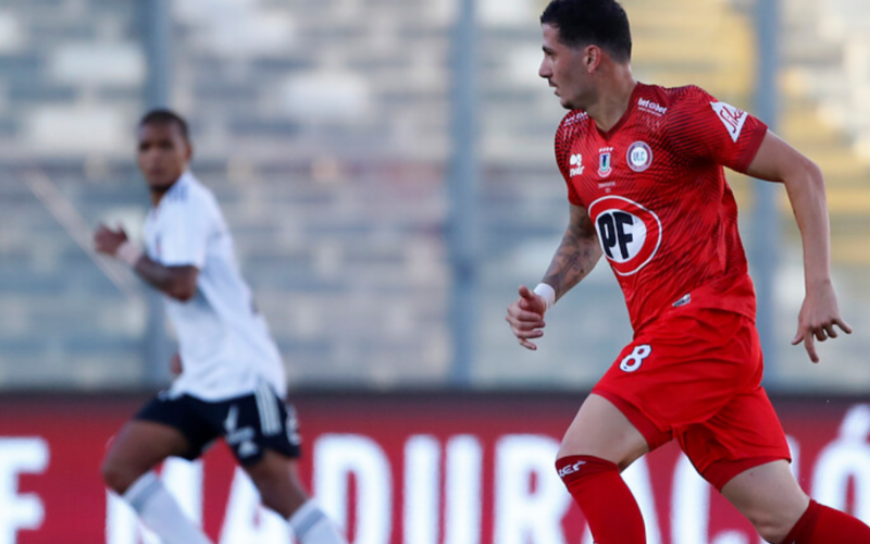 Gonzalo Castellani jugando contra Colo-Colo