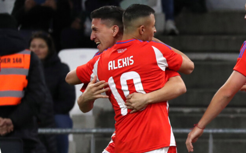 Primer plano de Alexis Sánchez con la camiseta de la Selección Chilena en sus manos.