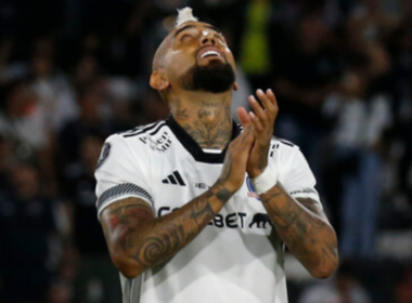 Arturo Vidal mirando el cielo mientras junta sus manos