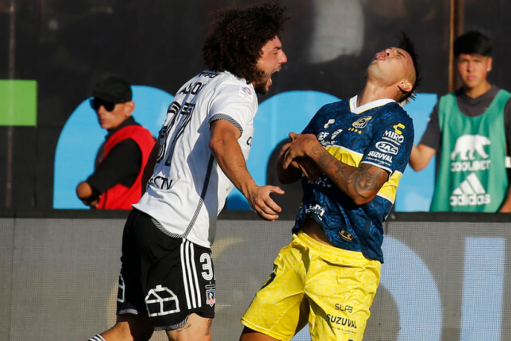 Maximiliano Falcón chocando a jugador de Everton en pleno partido con la camiseta de Colo-Colo.