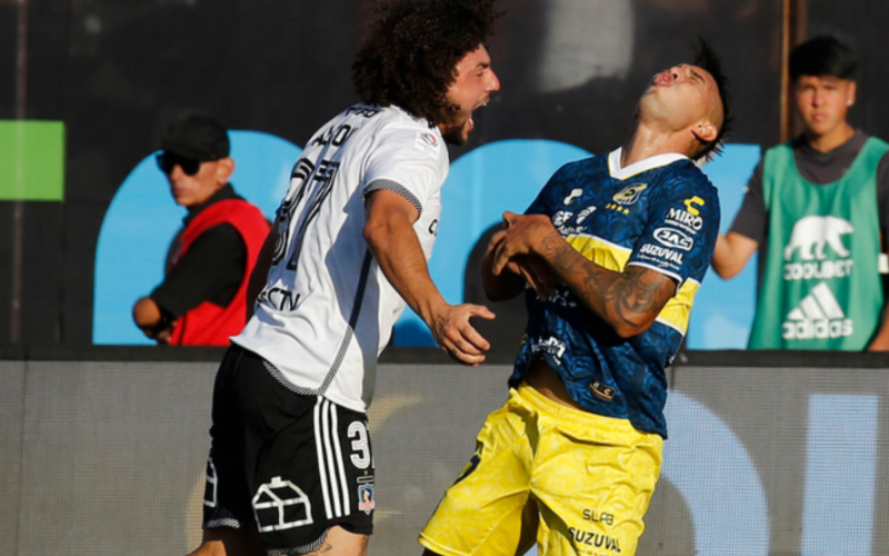 Maximiliano Falcón chocando a jugador de Everton en pleno partido con la camiseta de Colo-Colo.