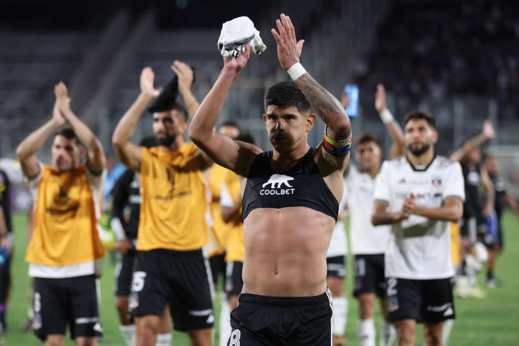 Esteban Pavez y atrás sus compañeros de Colo-Colo levantan sus brazos para despedirse de los hinchas en el Estadio Monumental.