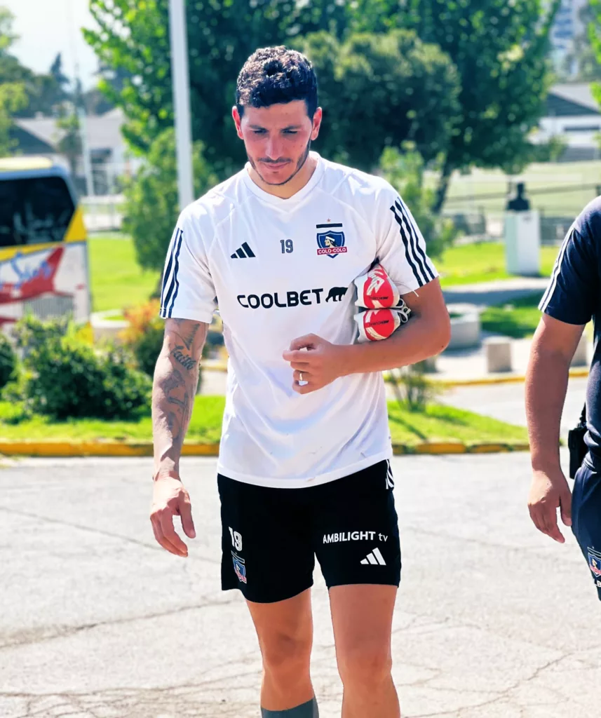 Gonzalo Castellani caminando con la indumentaria de Colo-Colo.