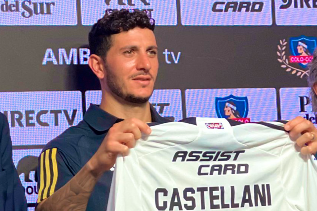 Gonzalo Castellani sostiene una camiseta con su nombre en plena presentación como nuevo refuerzo de Colo-Colo para la temporada 2024.