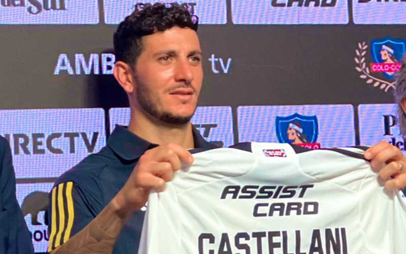 Gonzalo Castellani sostiene una camiseta con su nombre en plena presentación como nuevo refuerzo de Colo-Colo para la temporada 2024.