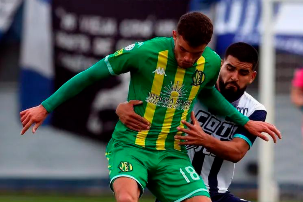 Germán Pared marcando por detrás a un defensor de Aldosivi durante la temporada 2023 en el fútbol argentino.