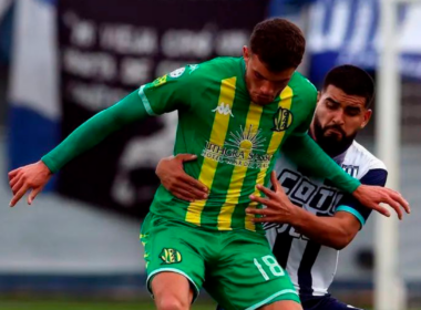 Germán Pared marcando por detrás a un defensor de Aldosivi durante la temporada 2023 en el fútbol argentino.