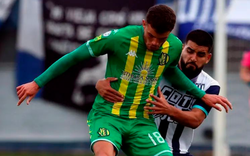 Germán Pared marcando por detrás a un defensor de Aldosivi durante la temporada 2023 en el fútbol argentino.