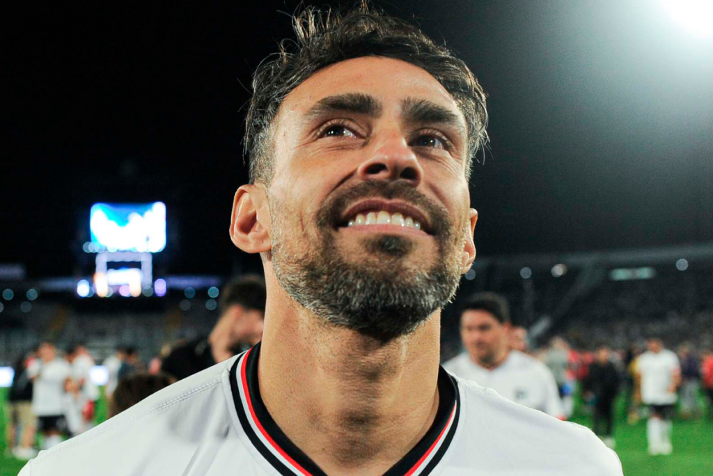 Primer plano al rostro de Jorge Valdivia sonriendo tras un partido disputado en el Estadio Monumental.