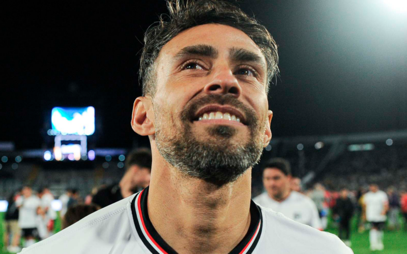 Primer plano al rostro de Jorge Valdivia sonriendo tras un partido disputado en el Estadio Monumental.