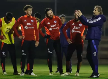 Ricardo Gareca imparte una instrucción y sus jugadores de la Selección Chilena mira atentos.