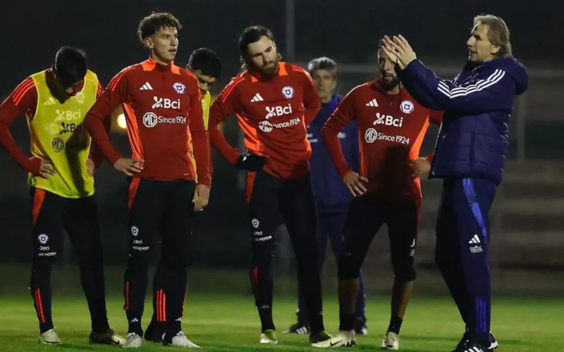 Ricardo Gareca imparte una instrucción y sus jugadores de la Selección Chilena mira atentos.