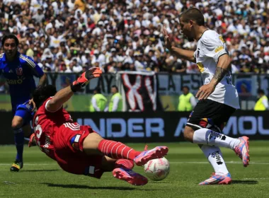 Emiliano Vecchio encarando al portero de Universidad de Chile, Johnny Herrera, en pleno Superclásico con la camiseta de Colo-Colo en el Estadio Monumental.