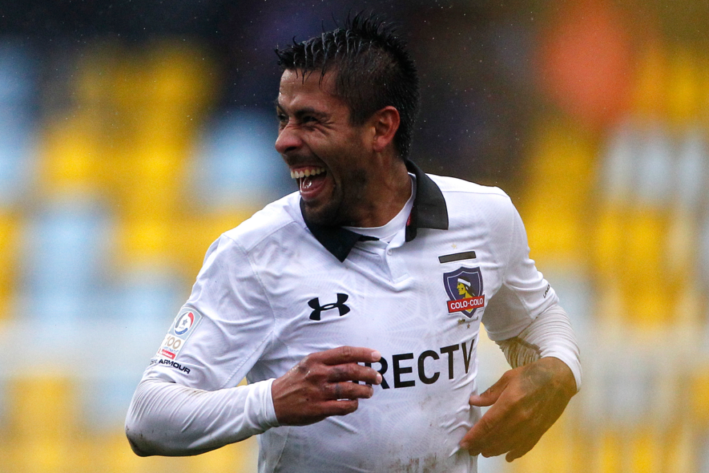 Ramón Fernández sonriendo mientras defiende la camiseta de Colo-Colo.