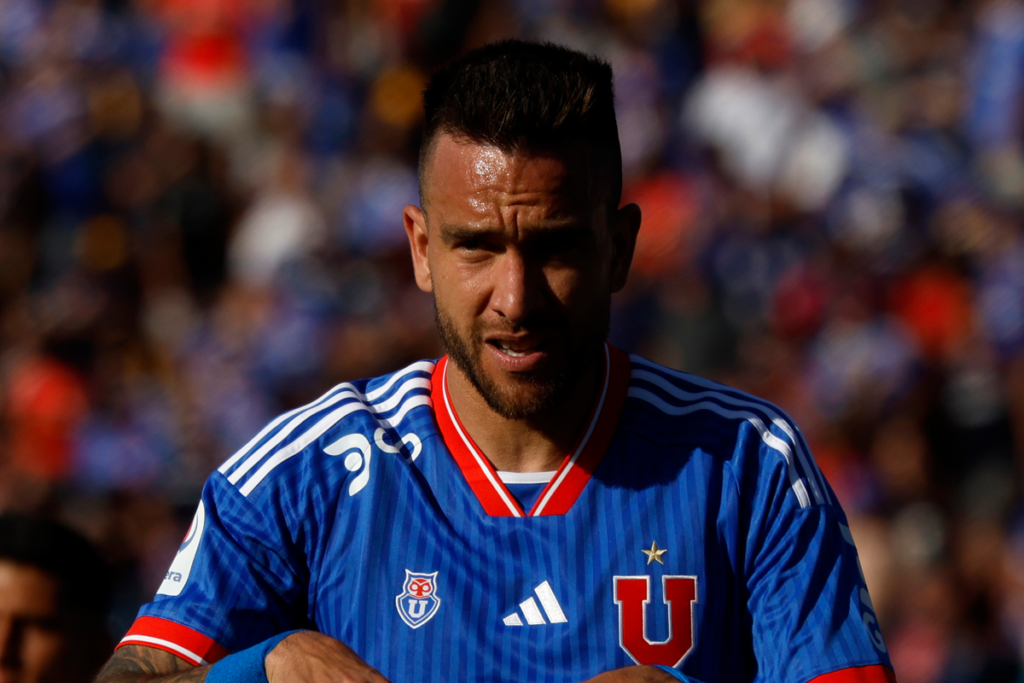 Matías Zaldivia con cara de preocupación en pleno partido con la camiseta de Universidad de Chile.