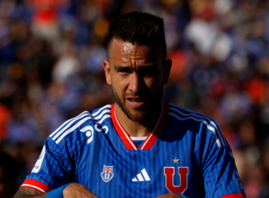 Matías Zaldivia con cara de preocupación en pleno partido con la camiseta de Universidad de Chile.