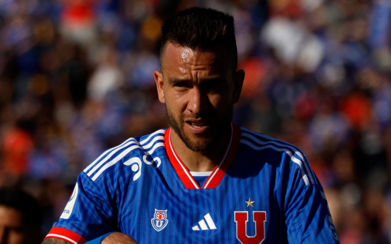 Matías Zaldivia con cara de preocupación en pleno partido con la camiseta de Universidad de Chile.