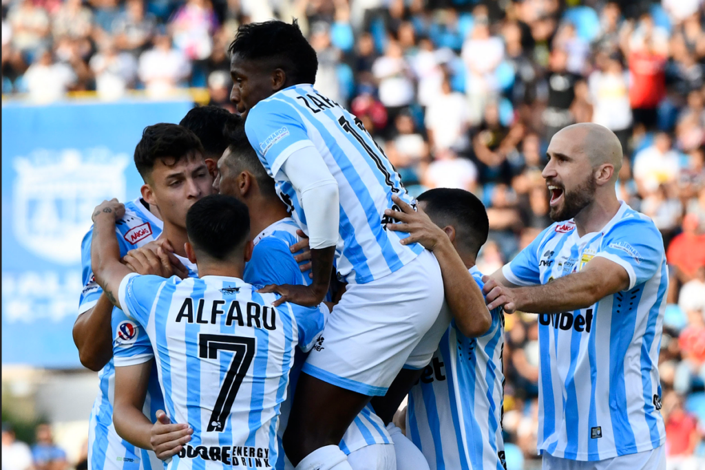 Futbolistas de Magallanes celebran un gol durante la temporada 2023.