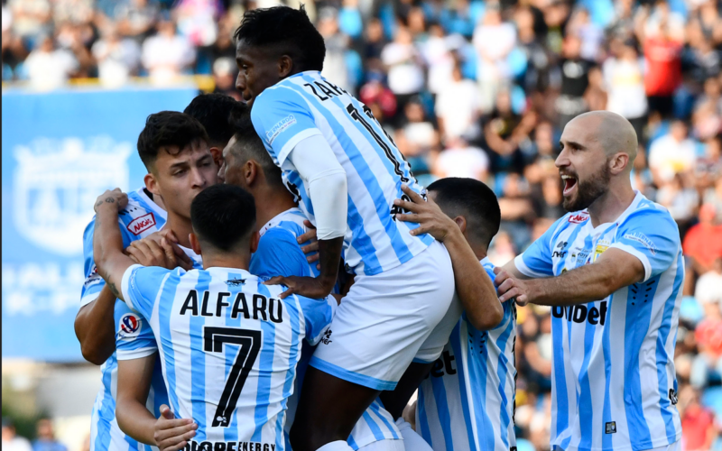 Futbolistas de Magallanes celebran un gol durante la temporada 2023.