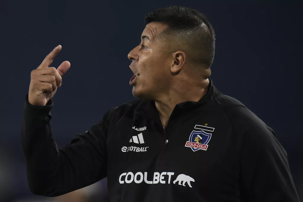 Jorge Almirón repartiendo una instrucción en pleno partido como entrenador de Colo-Colo durante la temporada 2024.