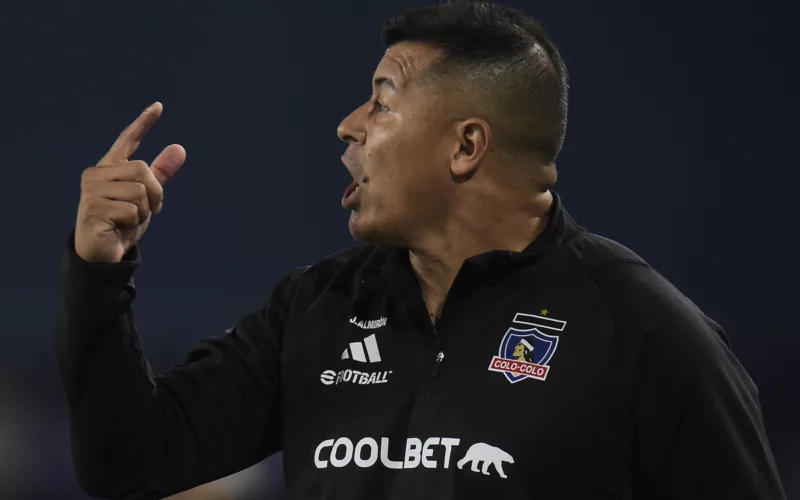 Jorge Almirón repartiendo una instrucción en pleno partido como entrenador de Colo-Colo durante la temporada 2024.