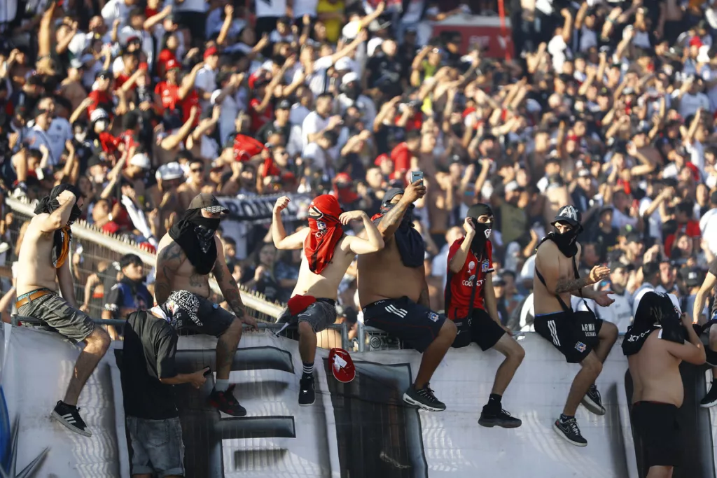 Hinchas de Colo-Colo alentando al equipo en pleno partido por la Supercopa 2024 ante Huachipato.