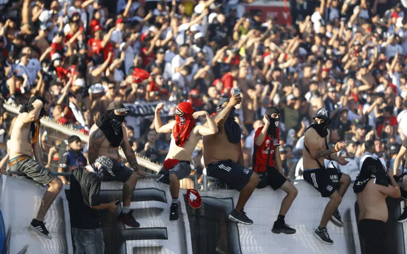 Hinchas de Colo-Colo alentando al equipo en pleno partido por la Supercopa 2024 ante Huachipato.