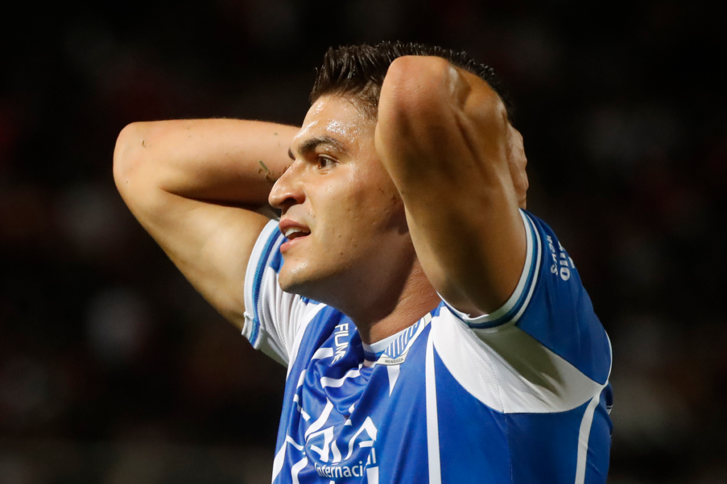 Thomas Galdames se toma su cabeza en señal de lamento en pleno partido con la camiseta de Godoy Cruz durante la temporada 2024.