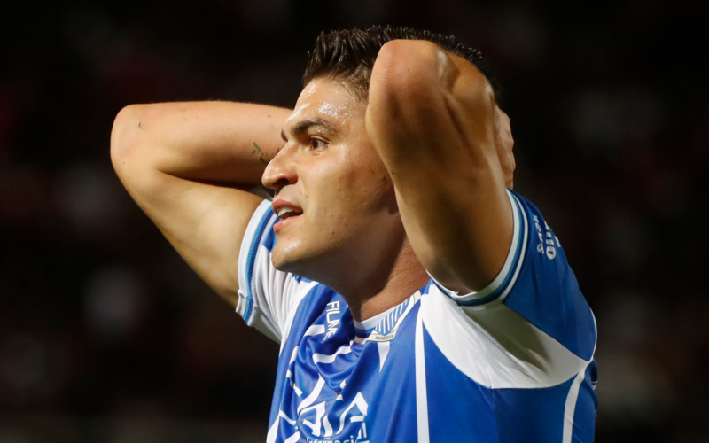 Thomas Galdames se toma su cabeza en señal de lamento en pleno partido con la camiseta de Godoy Cruz durante la temporada 2024.