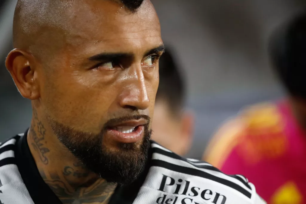 Primer plano al rostro de Arturo Vidal, actual futbolista de Colo-Colo durante la temporada 2024.