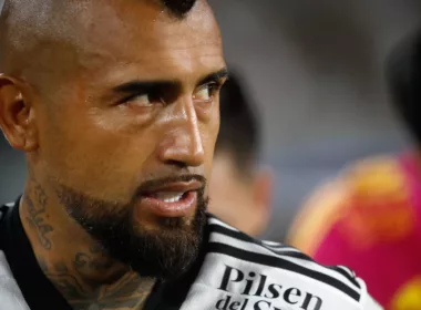 Primer plano al rostro de Arturo Vidal, actual futbolista de Colo-Colo durante la temporada 2024.