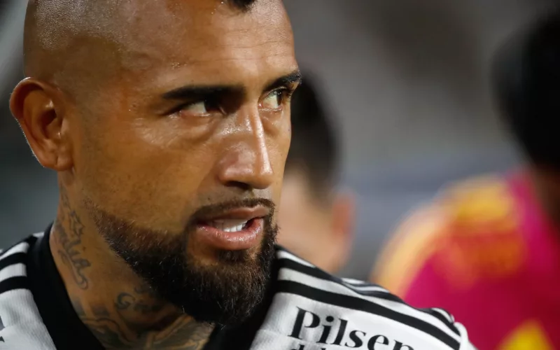 Primer plano al rostro de Arturo Vidal, actual futbolista de Colo-Colo durante la temporada 2024.