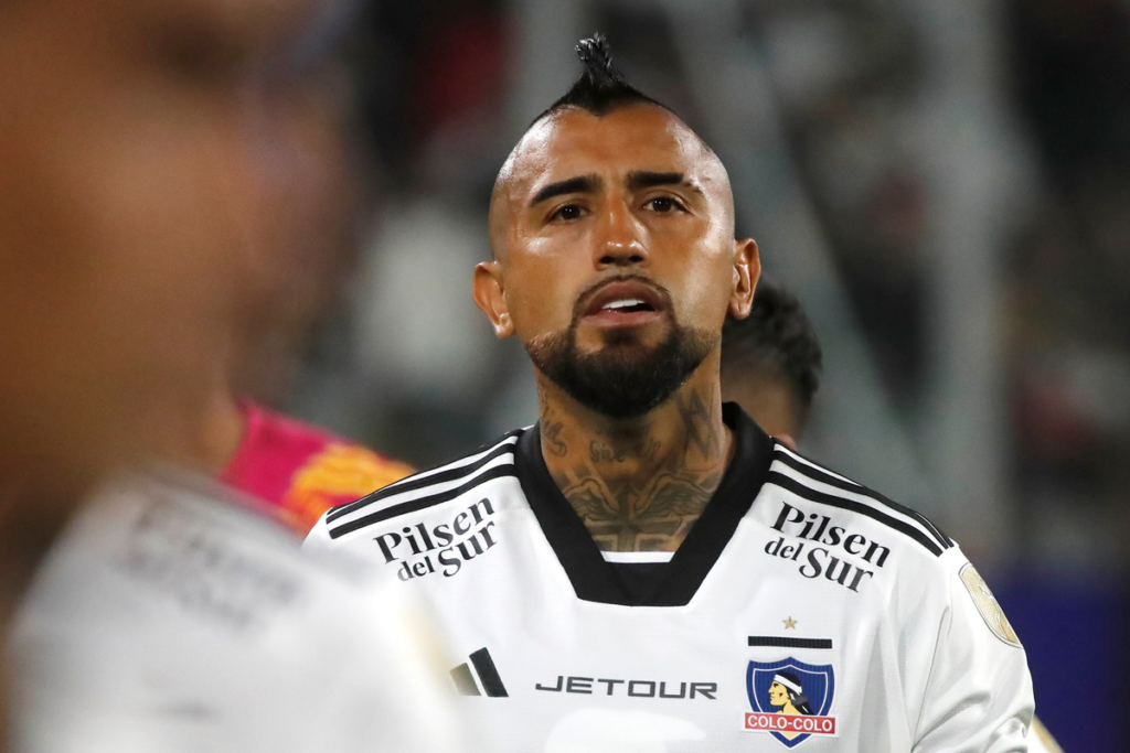 Arturo Vidal observa con cara de preocupación una situación en pleno partido con la camiseta de Colo-Colo este 2024.