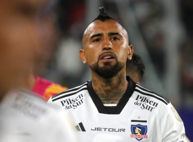 Arturo Vidal observa con cara de preocupación una situación en pleno partido con la camiseta de Colo-Colo este 2024.