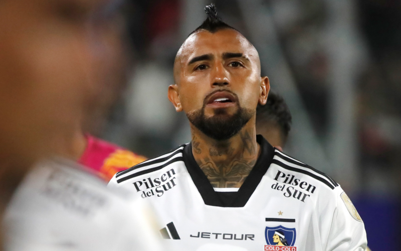 Arturo Vidal observa con cara de preocupación una situación en pleno partido con la camiseta de Colo-Colo este 2024.