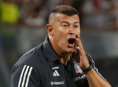Jorge Almirón se toma el sector izquierdo de la mandíbula con una de sus manos y grita una instrucción en pleno partido de Colo-Colo durante la temporada 2024.