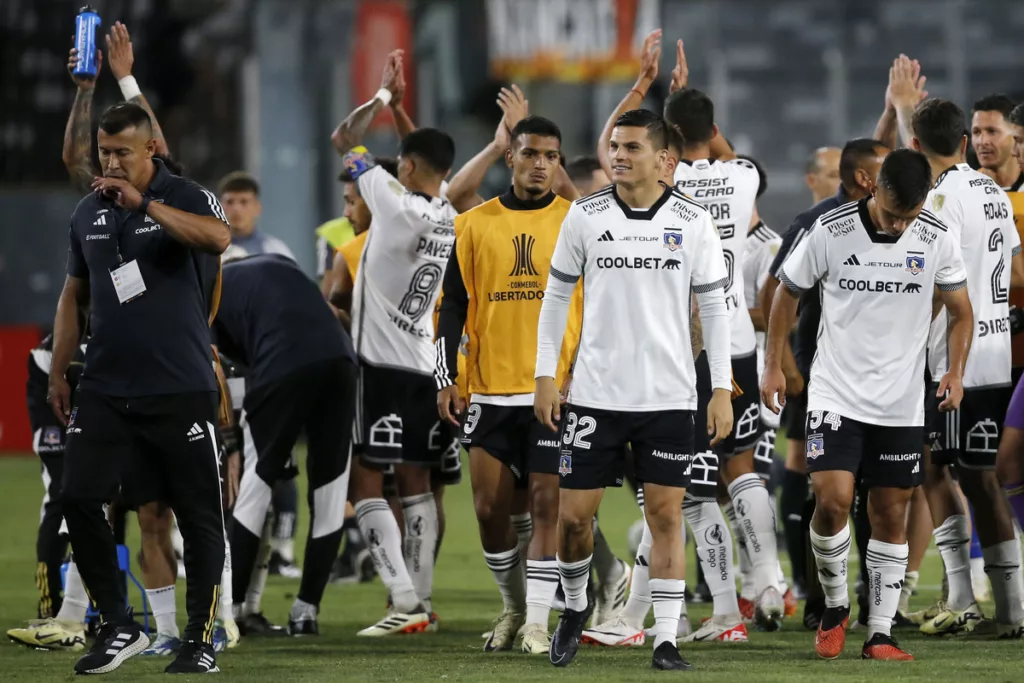 Futbolistas de Colo-Colo se despiden del público del Estadio Monumental tras lograr la clasificación a la fase 3 de Copa Libertadores 2024.