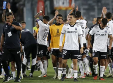 Futbolistas de Colo-Colo se despiden del público del Estadio Monumental tras lograr la clasificación a la fase 3 de Copa Libertadores 2024.