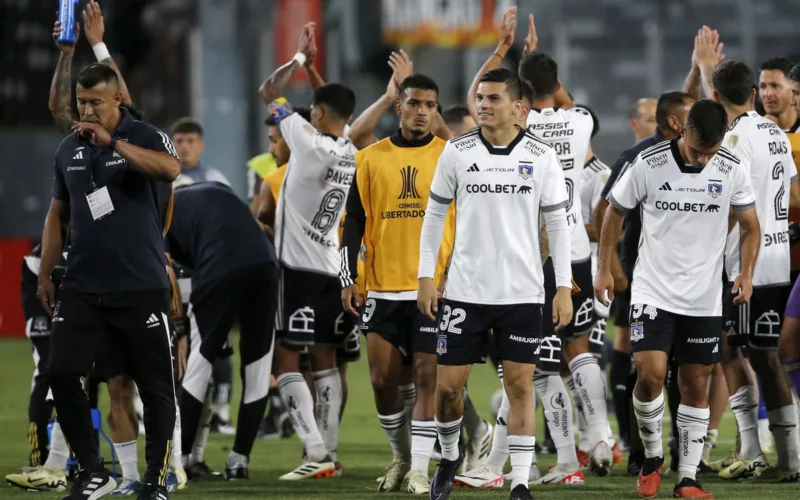 Futbolistas de Colo-Colo se despiden del público del Estadio Monumental tras lograr la clasificación a la fase 3 de Copa Libertadores 2024.