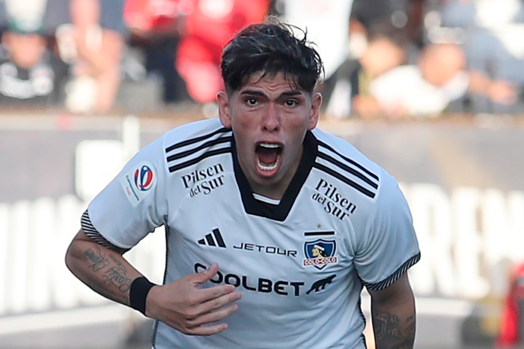 Carlos Palacios con la boca abierta celebra eufórico un gol con la camiseta de Colo-Colo en el triunfo 2-0 ante Huachipato por la primera rueda del Campeonato Nacional 2024.