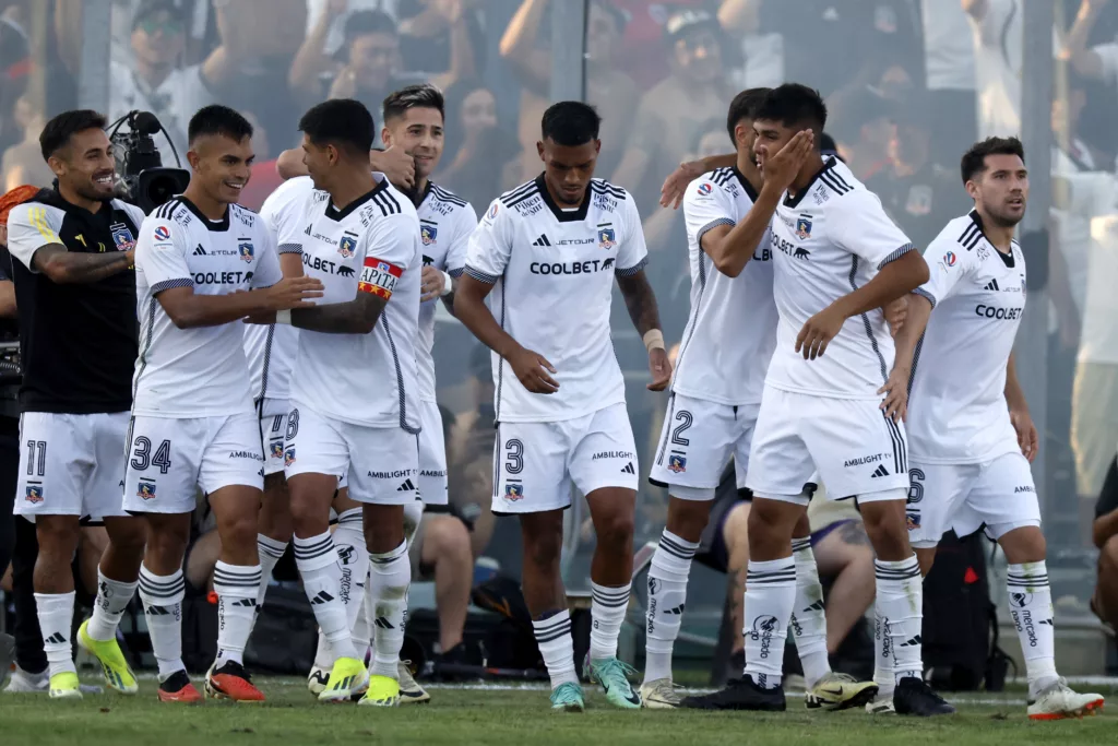 Futbolistas de Colo-Colo festejando un gol