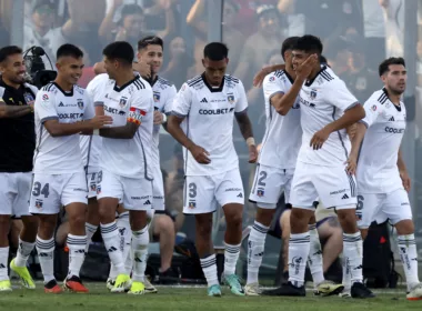 Futbolistas de Colo-Colo festejando un gol