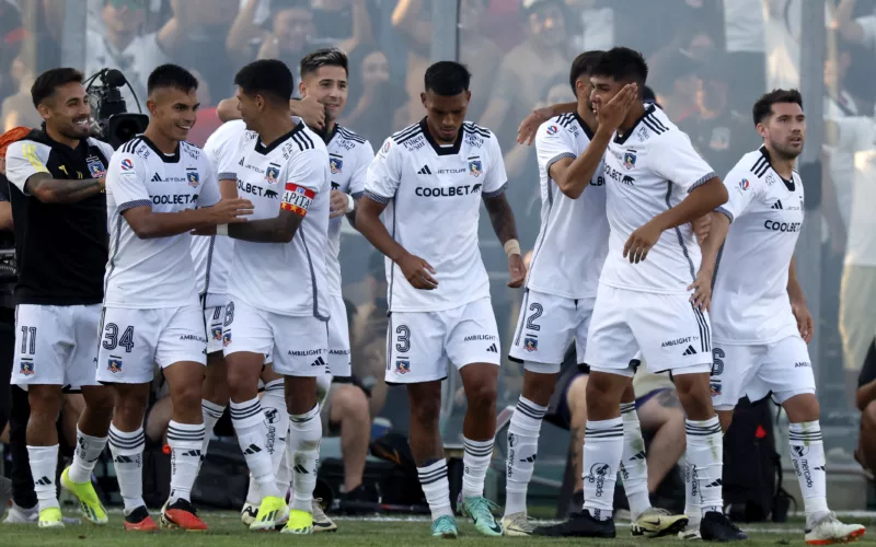 Futbolistas de Colo-Colo festejando un gol