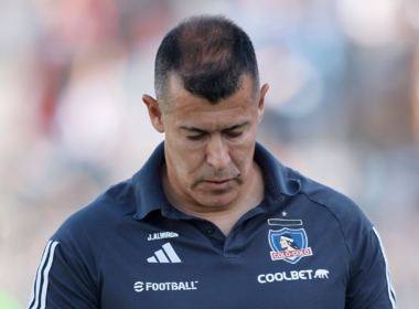 Jorge Almirón con cara triste y la mirada cabizbaja en pleno partido dirigiendo a Colo-Colo durante la temporada 2024.