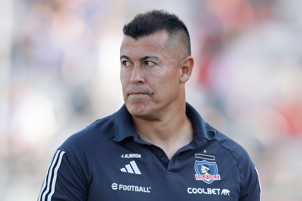 Jorge Almirón mira de reojo una situación en su rol como entrenador de Colo-Colo durante la temporada 2024.