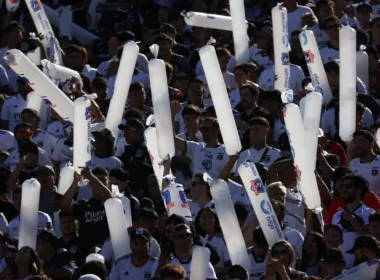 Hinchas de Colo-Colo levantan globos en pleno partido de la institución durante la temporada 2024.