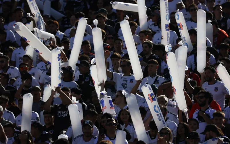 Hinchas de Colo-Colo levantan globos en pleno partido de la institución durante la temporada 2024.