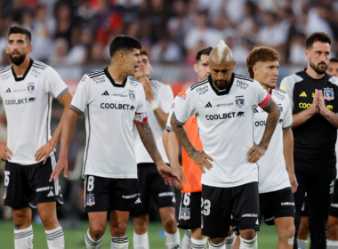 Jugadores de Colo-Colo cabizbajos se retiran del campo de juego tras perder 1-0 ante Universidad de Chile el Superclásico 195.