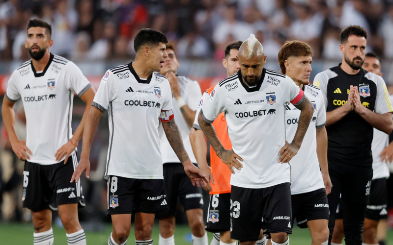 Jugadores de Colo-Colo cabizbajos se retiran del campo de juego tras perder 1-0 ante Universidad de Chile el Superclásico 195.