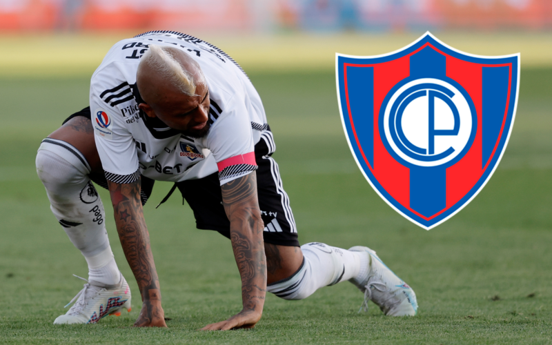 Arturo Vidal hincado en el piso y con la mirada baja, mientras que en la misma fotografía a mano derecha aparece el logo incrustado de Cerro Porteño.